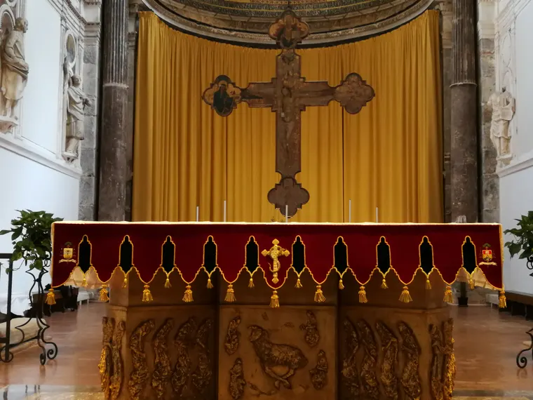 Tovaglia di altare in velluto rosso con bordo sagomato e ricami oro