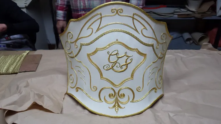 Ventola paralume ricamata in oro con monogramma