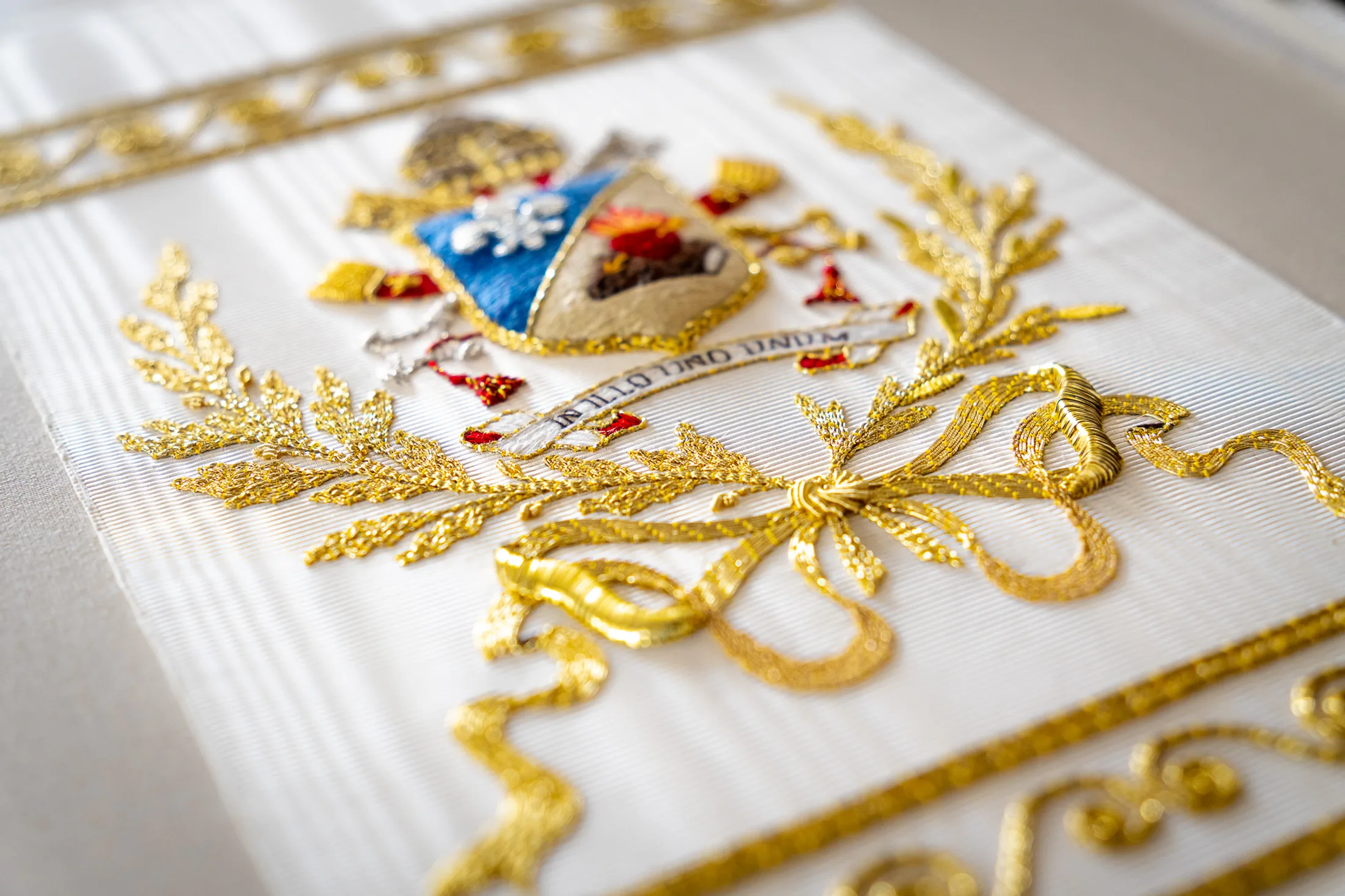 Stemma pontificio ricamato in oro, argento e seta policroma