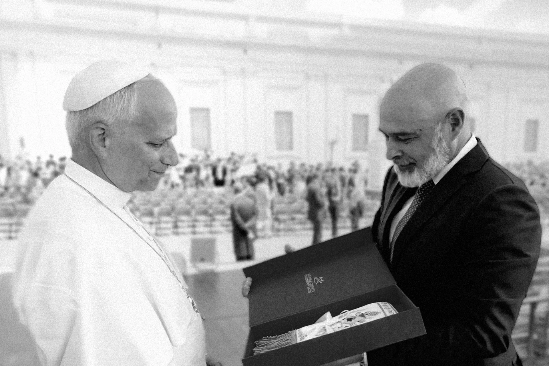 Michele Cassata consegna un dono ricamato al Santo Padre in Piazza San Pietro
