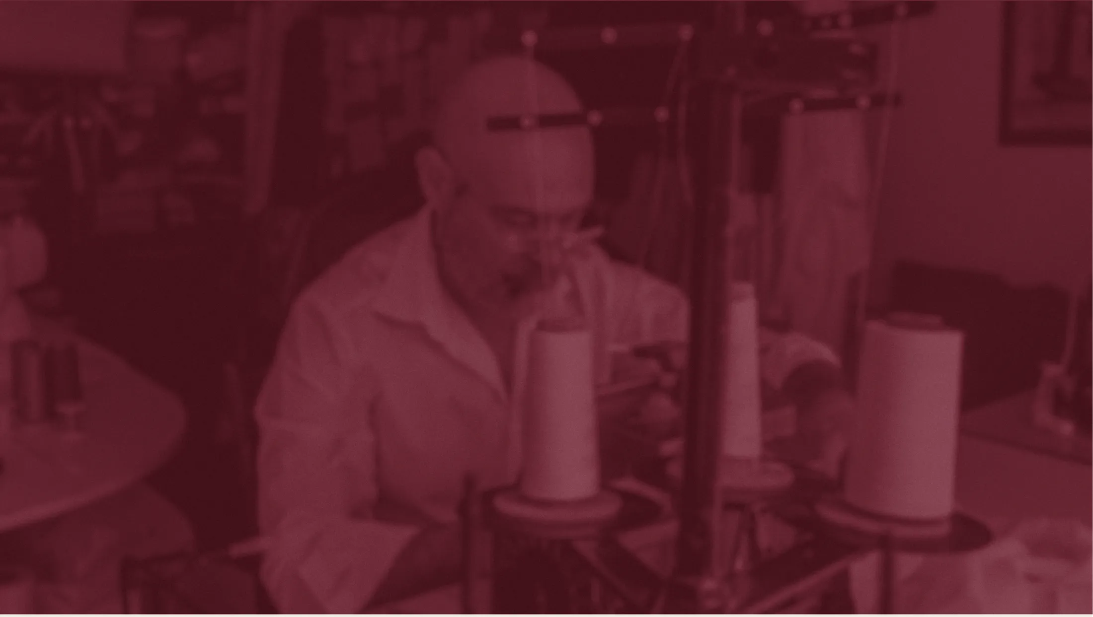 Michele Cassata al lavoro nel laboratorio